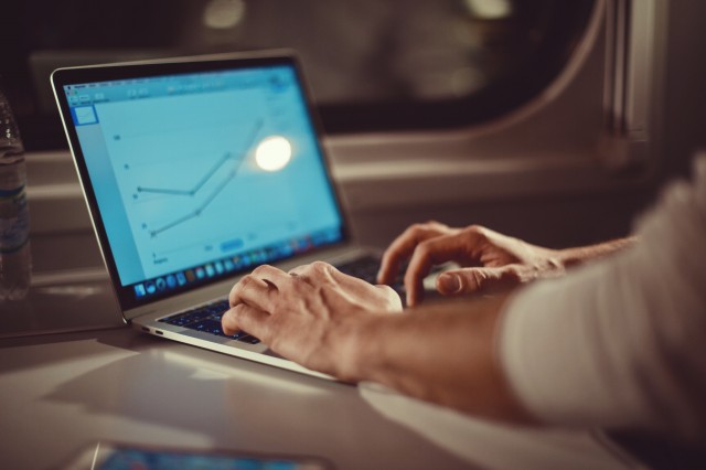 График на экране ноутбука